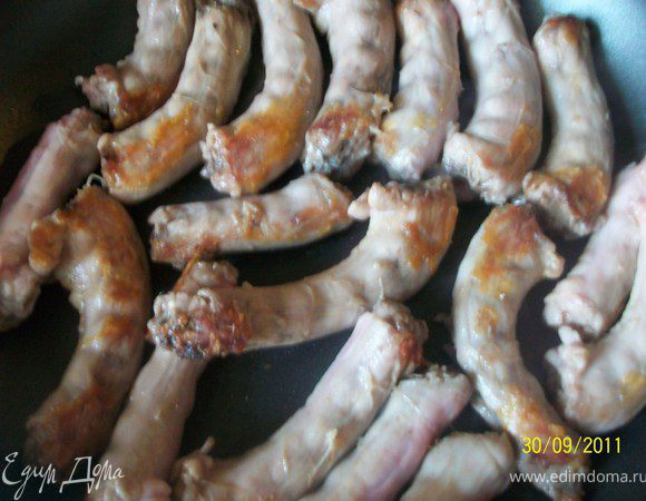 На сковороде разогреть растительное масло, выложить шейки и обжарить на сильном огне несколько минут с обеих сторон.

