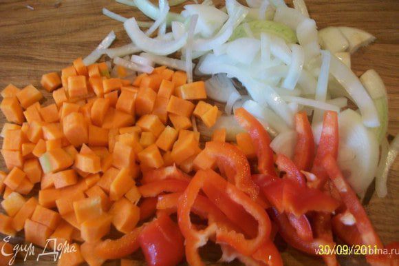 Овощи порезать произвольно, кому как нравится, у меня лук полукольцами, морковь кубиками и перец полосками.