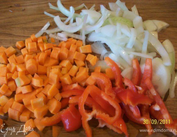 Овощи порезать произвольно, кому как нравится, у меня лук полукольцами, морковь кубиками и перец полосками.