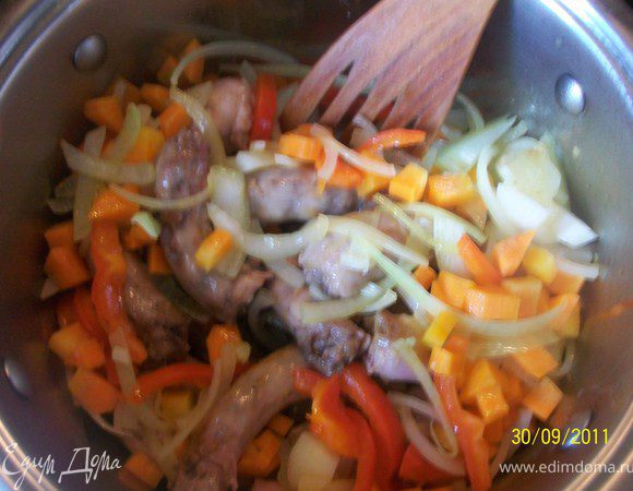 Выложить шейки и овощи в кастрюльку, добавить немного воды, соль, перец, свои любимые специи и тушить на маленьком огне до готовности.