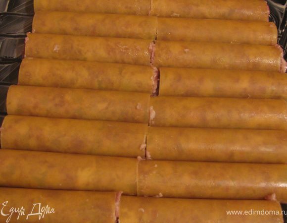 Смазываем противень сливочным маслом(~30г) и выкладываем на него наши канилончики,начиненные фаршем.Фарш следует хорошо утрамбовывать,дабы было потом что есть.