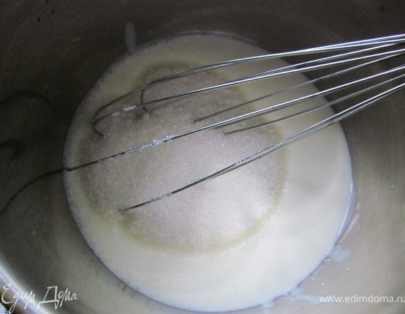 Кефир и сахар хорошенько взбить.