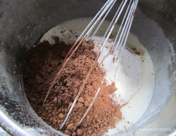 Добавляем муку, предварительно просеянную,соду и какао. Еще раз хорошенько взбиваем.
