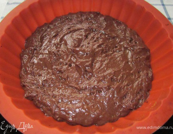 Выливаем тесто в форму. Можно выпекать отдельно два коржа, можно выпечь один и потом его разрезать. 