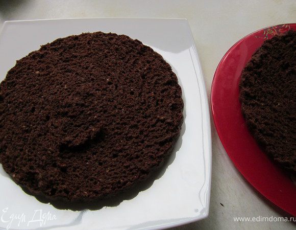 Готовый корж остужаем и разрезаем пополам.