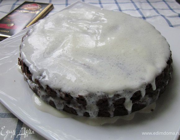 Сметану и сахар хорошенько взбиваем и промазываем коржи.