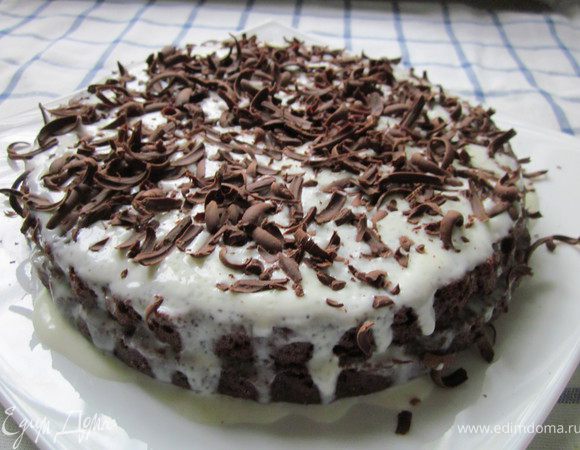 Украшаем торт тертым шоколадом и убираем в холодильник на 2-3- часа, чтобы он пропитался. Конечно его можно есть и сразу, но если чуть-чуть подождать, то торт буден нежнее.
Приятного аппетита!