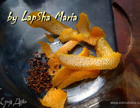 В другую миску положить цедру апельсина, кофе и мускатный орех.