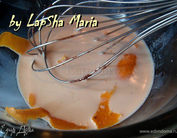 Добавить оставшееся молоко и апельсиновый сок. Довести до кипения, затем выключить и оставить на 5-10 минут, чтобы молоко пропиталось ароматом и вкусом апельсина. Взбить венчиком.
