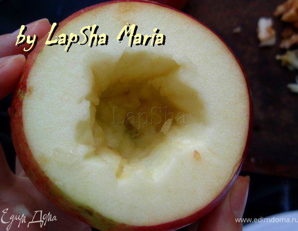 Вырезать сердцевину с семечками и выкинуть.