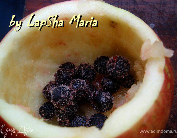 В каждое яблоко кладем пол ложки сахара. Затем ягоды. У меня сначала черника...