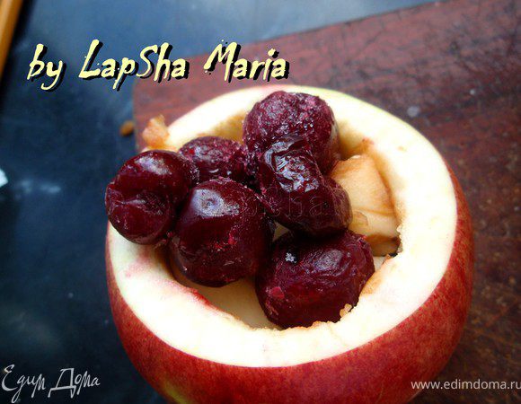 Затем яблоки и вишня. Чуть утрамбовываем.