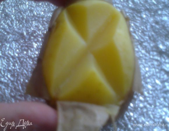 Запечь в фольге или банально отварить картофель"в мундирах".Слелать надрезы"крест-накрест", отодвинуть кожицу,но не отрывать (легче будет чистить)