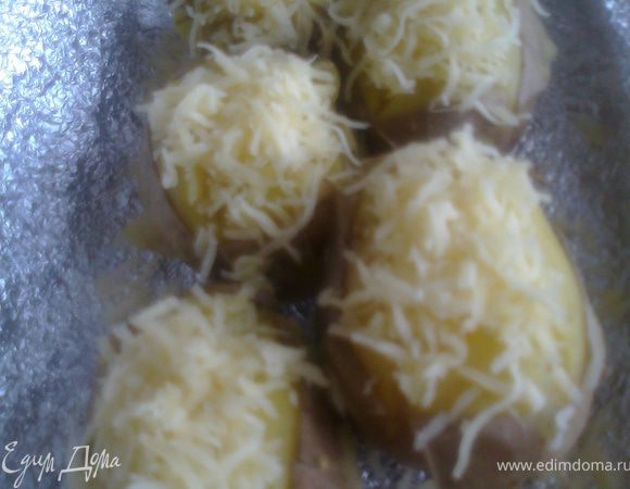 Выложить тёртый сыр на картофель...