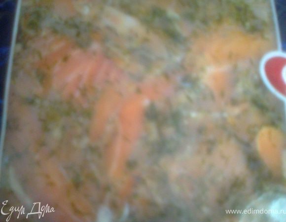 Копчёный лосось нарезать на дольки и смешать с зеленью или чесноком (у меня был готовый лосось в укропе)