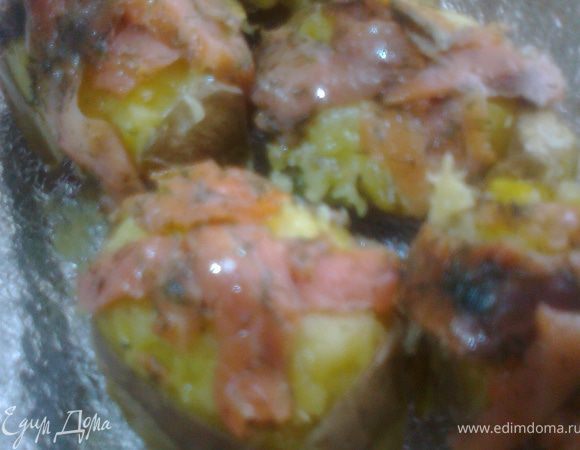 Выложить рыбку на тёплый сыр и прижать - "приклеить". Сбрызнуть оливковым маслом.