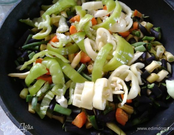На сухую разогретую сковороду влить немного растительного масла и смазать все стенки. Потом по мере добавления овощей доливать понемногу воду. Тушить под закрытой крышкой на маленьком огне. 