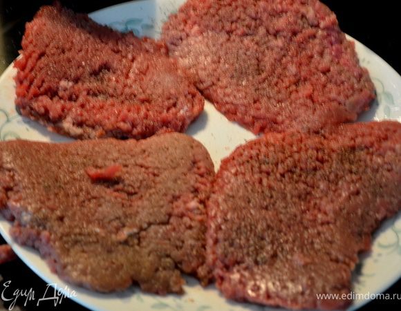 Мякоть говядины нарезать тонкими ломтями и хорошо отбить.
