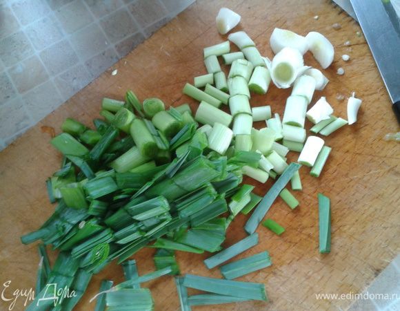 Овощи помыть, почистить, порезать приемлемыми кусками. Мой муж любит большие куски. Так, когда все стушится, не превращается в "кашу". Готовим все в чугунной сковородке или с толстым дном (на фото сковородка напоминает по форме Вок, но это не она,просто такой же формы чугунок). Режем лук порей, весь...