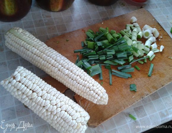 Кукурузу просто срезать ножом. 