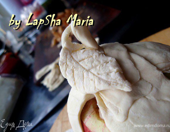 И прикрепим их сверху на яблочки. Смазываем тесто яйцом. Нам их нельзя, я смазала сливочным маслом.