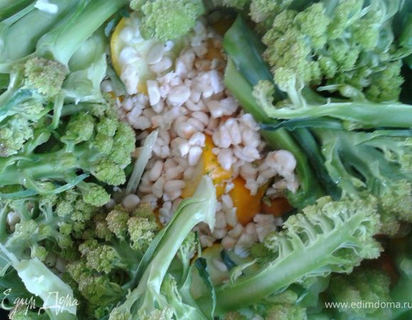 Капуста романеска и чеснок - за 10 минут до готовности основного...