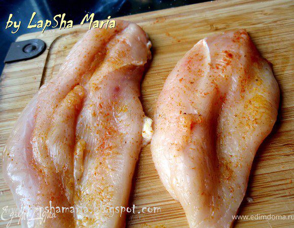 Куриное филе разрезать вдоль на две части. Натереть солью, карри и перцем чили.