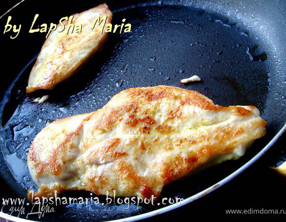 Обжарить на капельке оливкового масла по 3-4 минуты с каждой стороны до золотистой корочки. Можно использовать гриль и тогда даже масло не нужно.