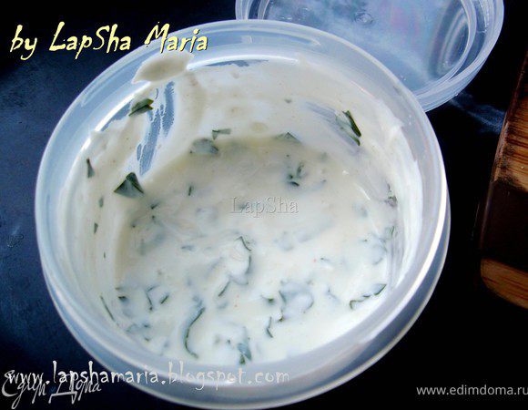 Смешаем все ингредиенты для соуса.  Йогурт натуральный - порубленная зелень петрушки - зубчик чеснока - соль, перец.