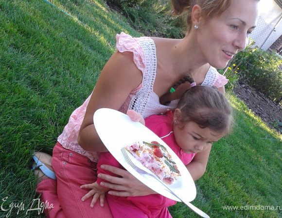 П.С. В тот же вечер на десерт у нас был уже известный вам тарт с клубникой... На фото "славнозвісна"  Оксанка...