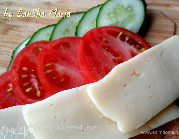 Нарежем ломтиками овощи и сыр.