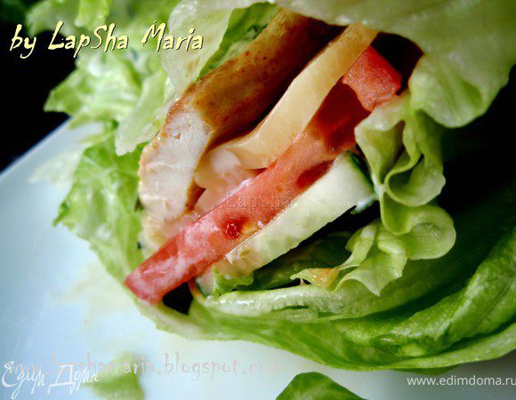 Свернуть листья и можно наслаждаться вкуснейшим, теплым и сочным роллом! Приятного аппетита!