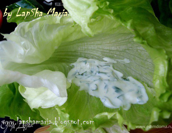 Два листочка салата уложим друг в друга. В центр выложим 1 ч.л. соуса.