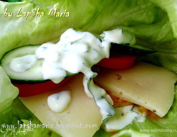 Затем сразу сыр, чтобы он успел расплавиться от жара курицы. Сверху овощи и ещё 1 ч.л. соуса.