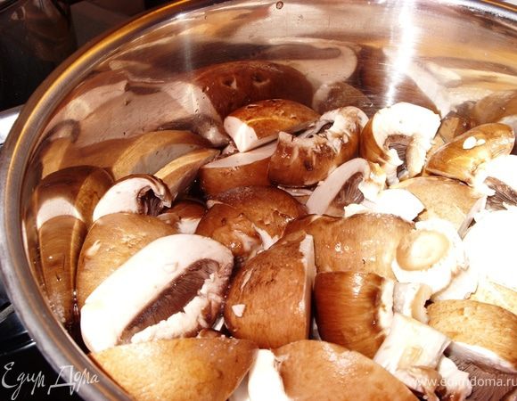 Грибы помойте, нарежьте и сложите в кастрюлю, залейте небольшим количеством воды и варите 20 минут.