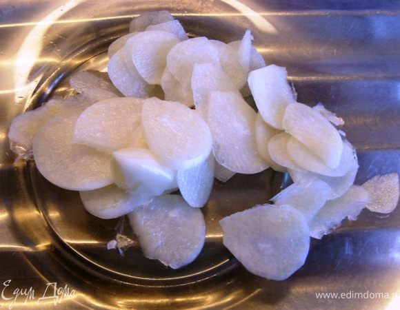 Чеснок почистите и нашинкуйте тонкими пластинками.