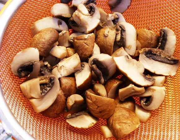 Готовые отварные грибы выложите в сито, дайте воде стечь. 