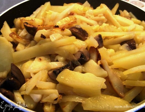 В сковороду влейте масло, положите чеснок и лавровый лист. Пожарьте их 2 минуты, затем уберите. В ароматизированное масло положите грибы. Обжаривайте 5 минут.