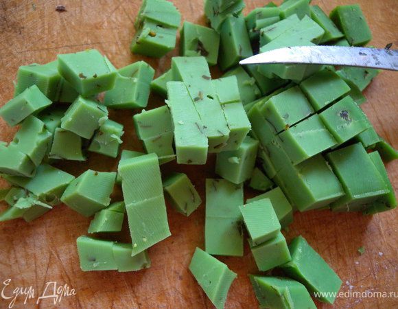 Режем сыр на кубики 1Х1 см