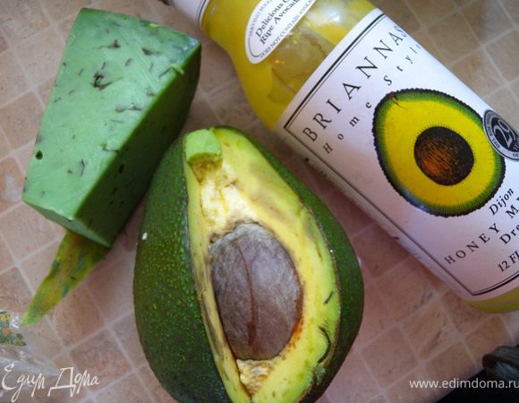 С авокадо пальцами снять кожыцу. Это легко, если он спелый. Порезать на кубики. Кубики сразу же полить лимонным соком, перемешать и поверх полить немного оливковым маслом. 