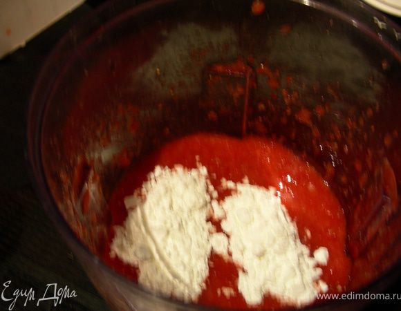 Из половины клубники приготовим соус. Для этого провариваем ее пару минут вместе с сахаром и крахмалом до загустения. Остальную клубнику нарезаем на кусочки (не очень мелко) и смешиваем с соусом. (я добавила в клубнику 2 неполные ст.л. фруктозы и мне сладости немного не хватило, в следующий раз буду добавлять больше + ванильный сахар). Я в выпечке и десертах всегда сахар заменяю на фруктозу по 2 соображениям: 1) фруктоза значительно меньше повышает уровень сахара в крови, чем белый сахар, значит лучше для здоровья. 2) она слаще сахара, значит ее можно добавлять меньше (20-30%).