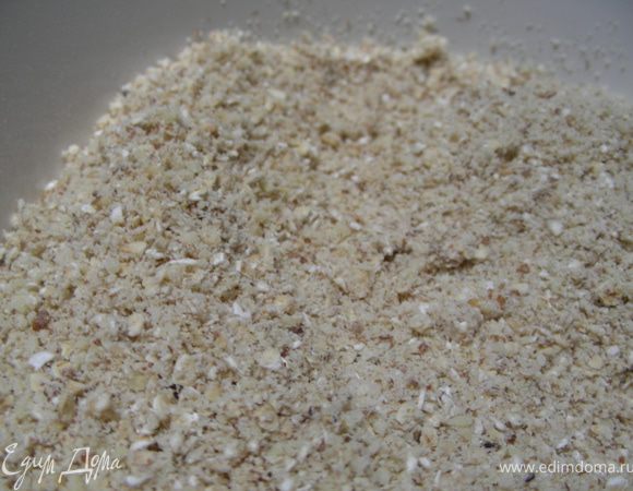 Для приготовления крошек смешиваем хлопья (я их немного перемолола в блендере), миндаль, охлагденное и нарезанное кубиками масло, затем добавляем мед.