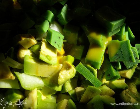 Смешать сыр капусту и авокадо. Заправить заправкой. Если нет такой смешайте немного медовой горчицы и ...йогурта ... оливкового масла (чего угодно).