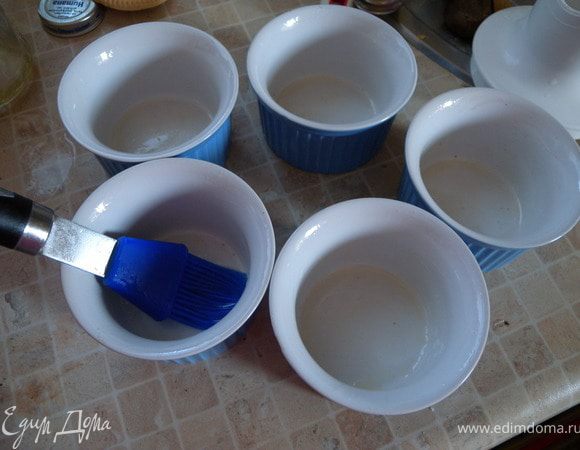 Формируем салат в креманках. Смазать их растительным маслом. На дно укладываем листья (от капусты)