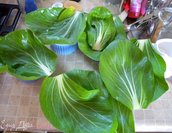 На дно укладываем листья (от капусты).