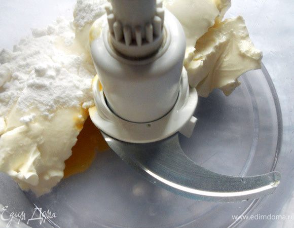 Маскарпоне соединить с желтком и сахарной пудрой.