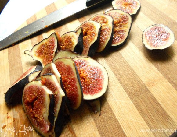 Инжир нарезать произвольно. 