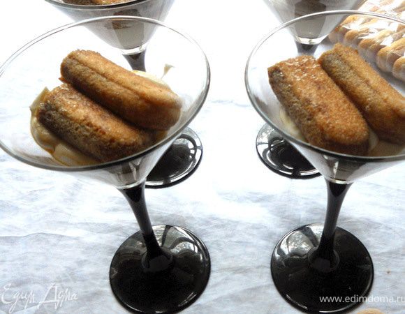 Савоярди обмакнуть в кофе и выложить поверх крема. 