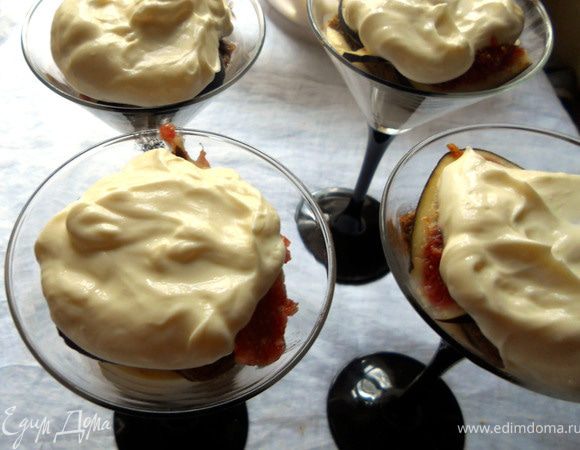 Снова крем. ***Слои можно повторять, в зависимости от высоты стаканов:)*** Отправить в холодильник как минимум на несколько часов. Перед подачей обильно присыпать какао (через сито) и тертым шоколадом! 