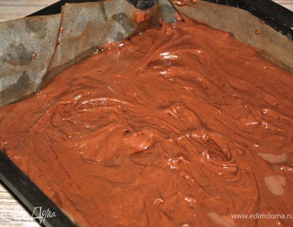 Противень 20Х30 застелить пергаментом, смазать маслом, выложить третью часть теста, разровнять мокрой рукой и выпекать 30 минут. Готовность проверить деревянной палочкой